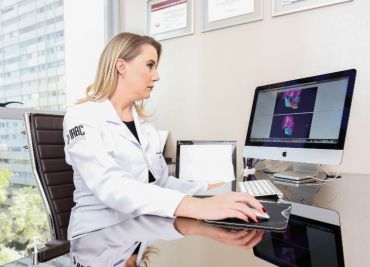 Tecnologia e experiência. Como funcionam a Cirurgias Guiadas e os Implantes Dentais sem cortes