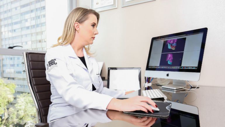 Tecnologia e experiência. Como funcionam a Cirurgias Guiadas e os Implantes Dentais sem cortes